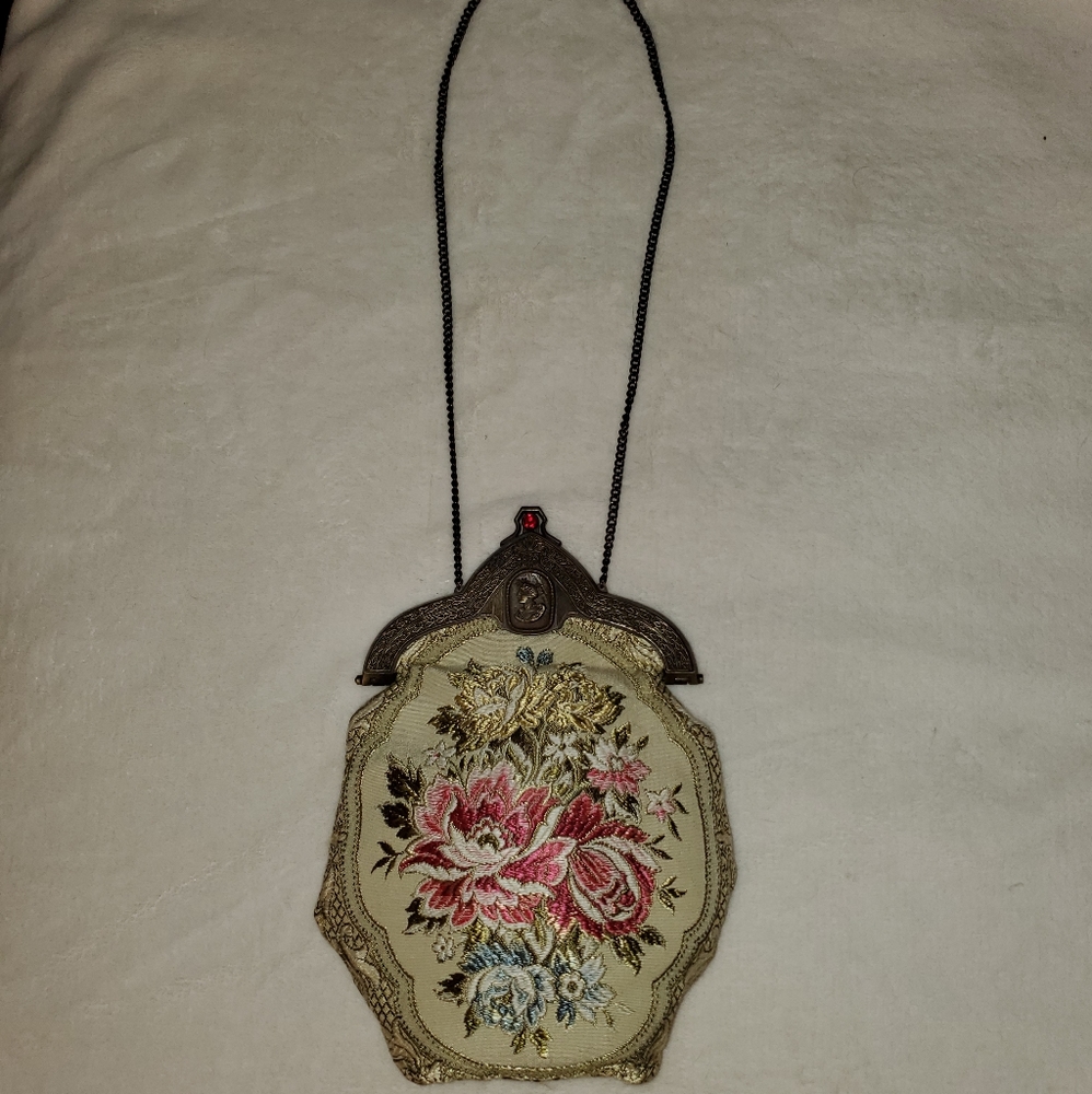NEWLY LISTED - VINTAGE EVENING BAG!